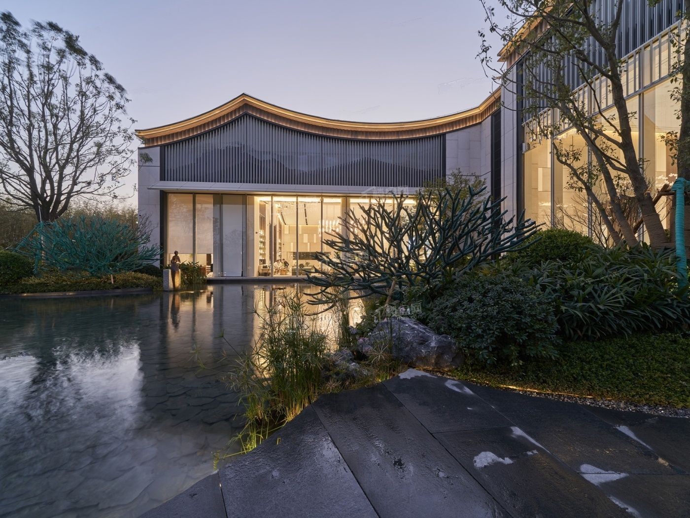  美的置业扩张与财务平衡